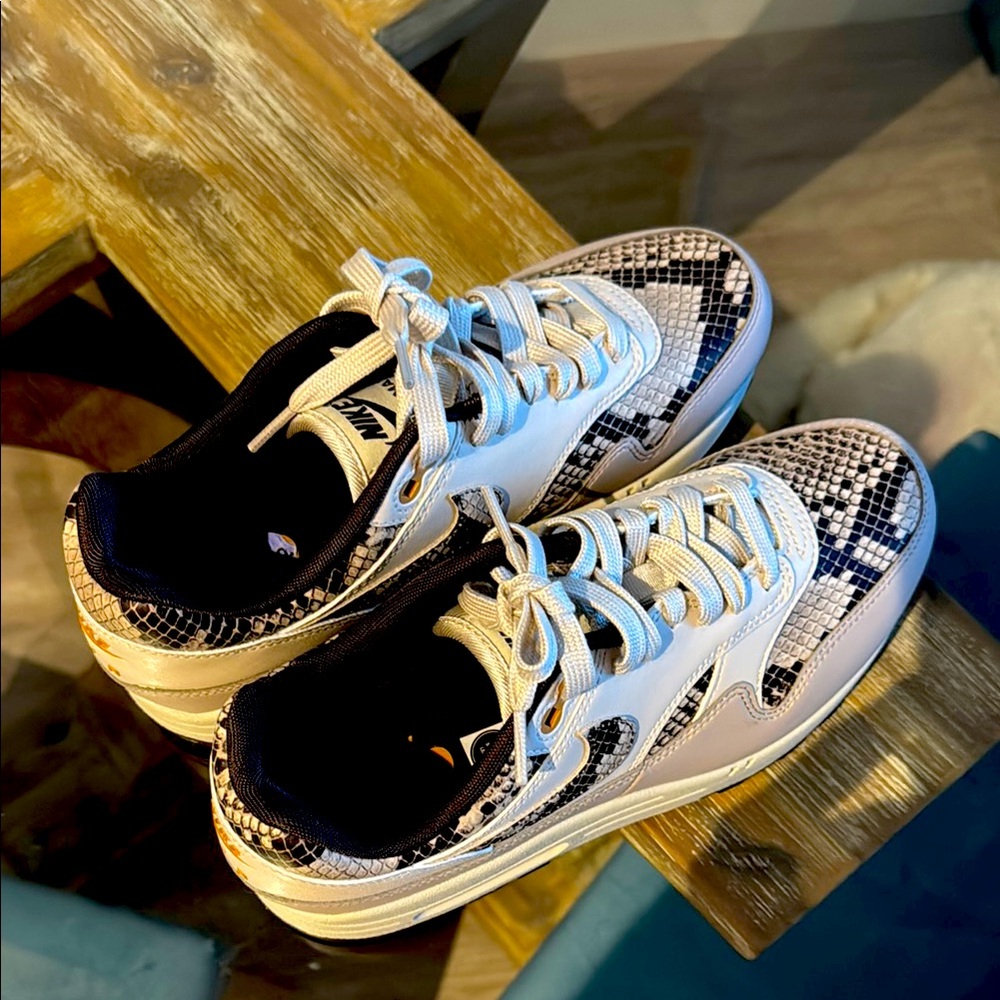 Nike Air Max 8.5 Womens